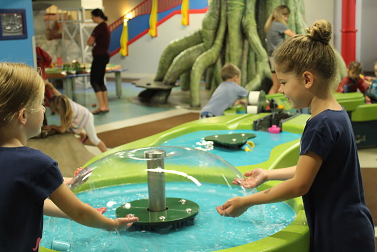 children playing in the La Crosse water table